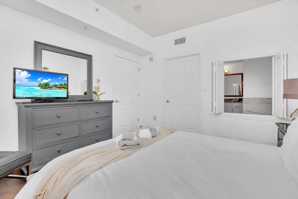 Beautiful Upgraded 2 BR Condo In Tourist District