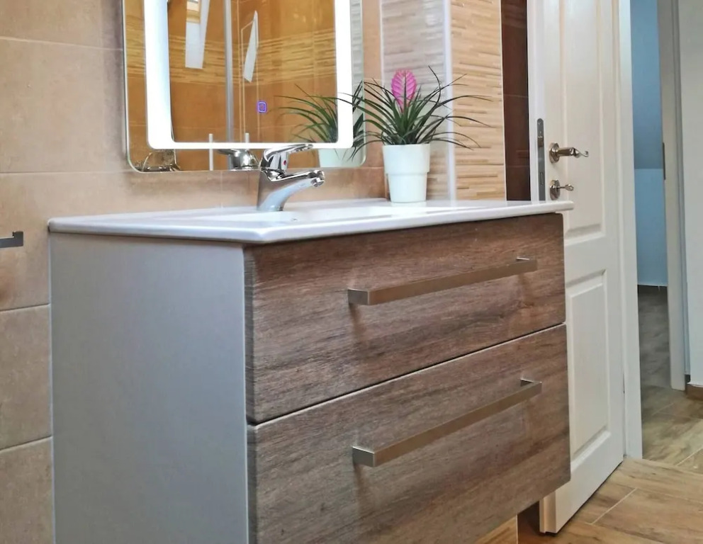 All New Seafront Apartment Yvonne, Sleeps 5