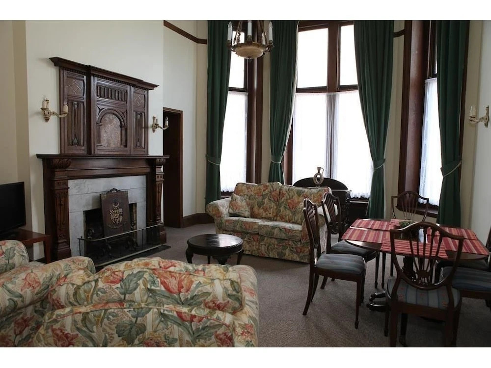 The Grand Burstin Hotel