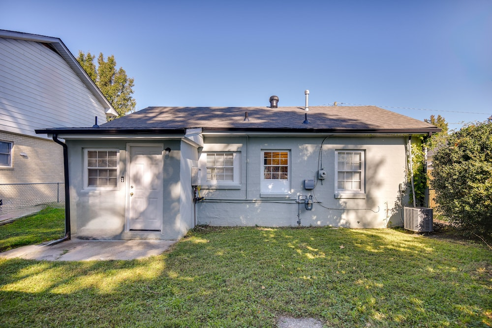 Hampton Home w/ Grill < 1 Mi to Beach!