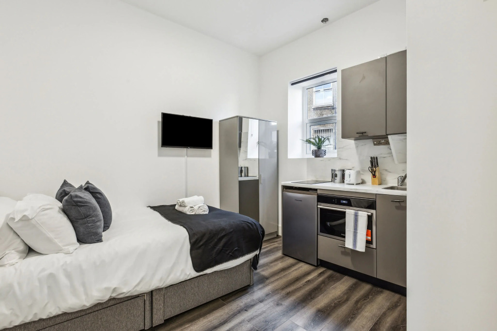 STH Sutherland Avenue Apartment