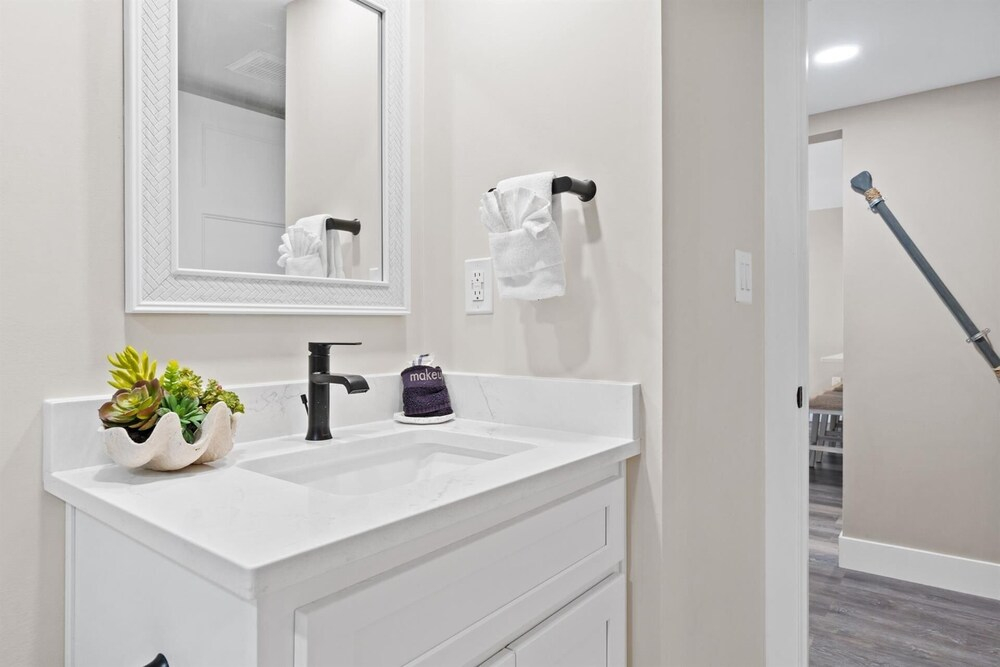 Shoreline Towers 2114 2 Bedroom Condo