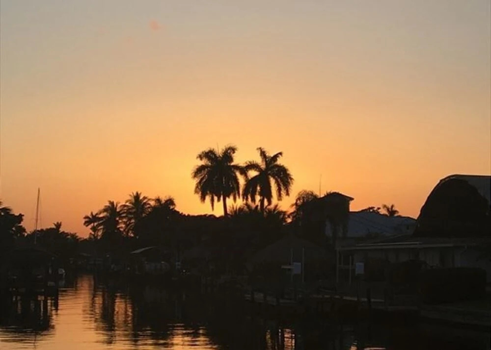 Riviera Delphin - Epic Sunsets