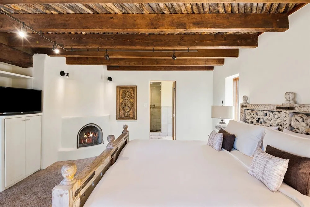 Casa Ladera - Enchanting Home, Nestled in Foothills With Spectacular Views