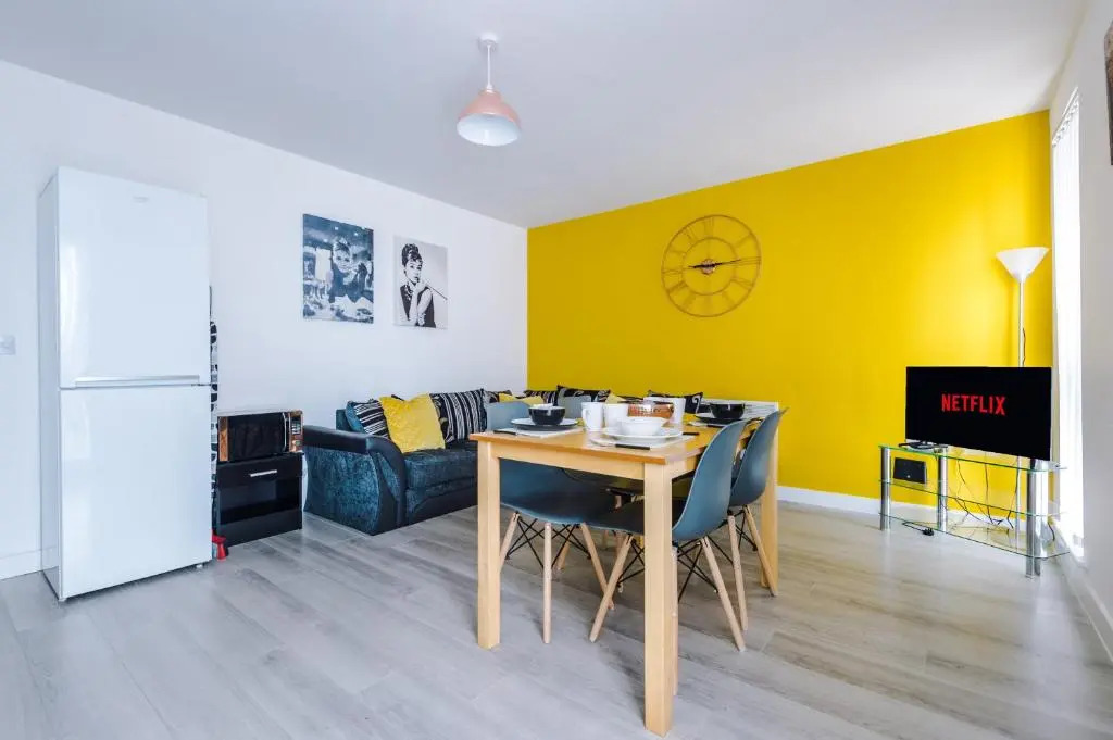 OPP Apartments Barall Court - Great for contractors, 2 miles from city centre, free parking & WIFI