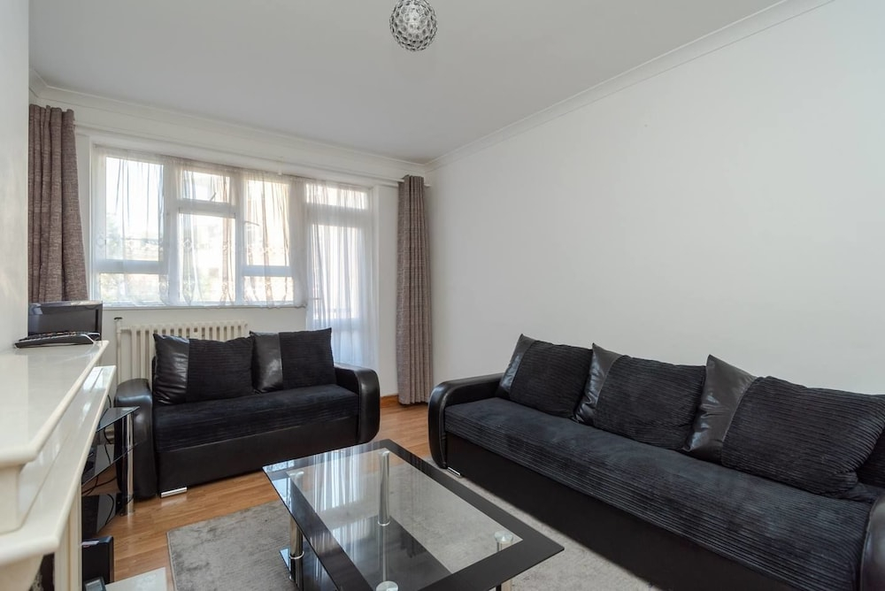 Well Connected Cosy 2 Bedroom Home