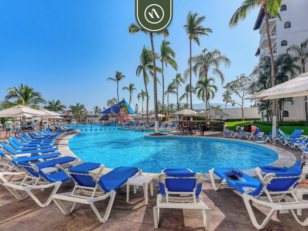 2 BR Condo in Hotel - Beach - Pools - Kids Club