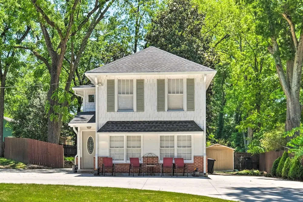 Cheery Cottage w/ Yard < 1 Mile to Marietta Square