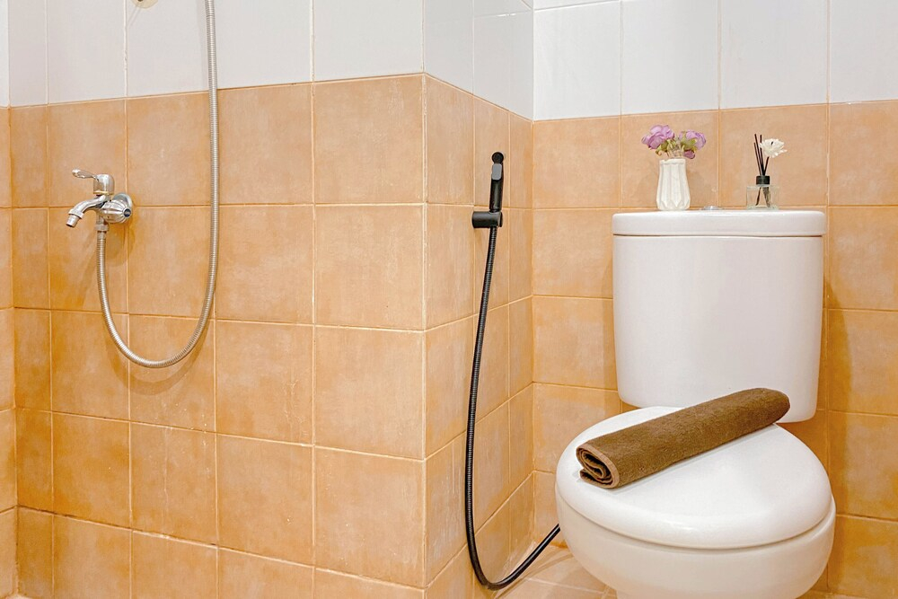 Warm And Restful 2Br At Green Pramuka City Apartment