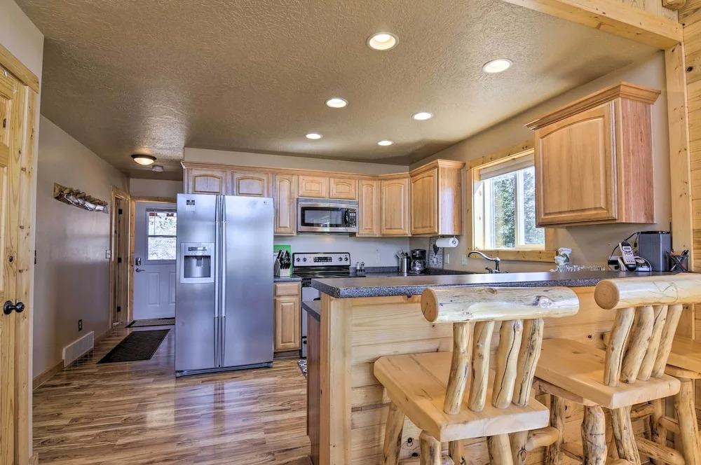 Whistling Woods Cabin: Meadow Views + Gas Grill!