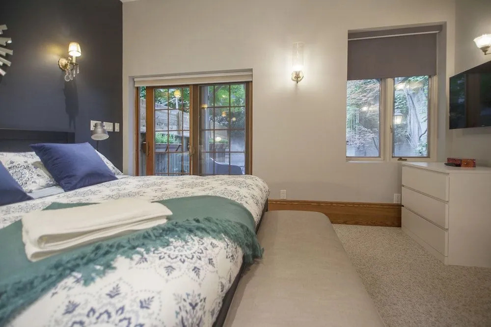 Spacious 1BR - King Bed and Terrace