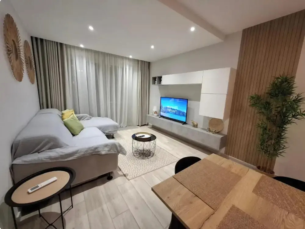 Modern 3BR Apt With Large Balcony
