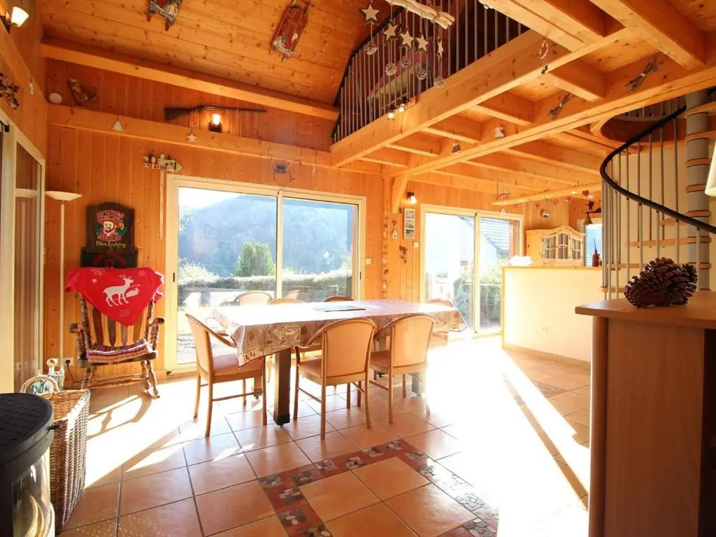 Chalet spacieux avec parking et WiFi au Mont Dore - FR-1-608-106