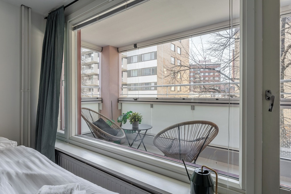 Spacious Downtown Apt with Balcony that Hosts 10