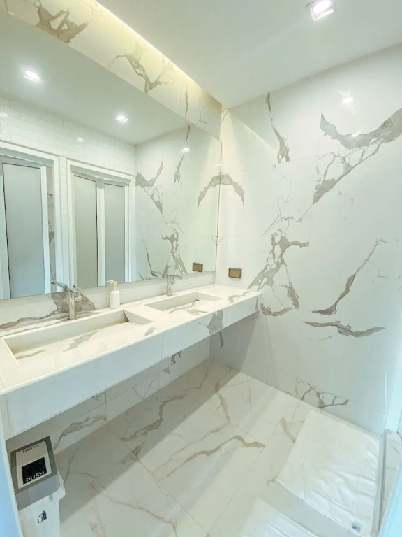 YAKTHAI POSHTEL