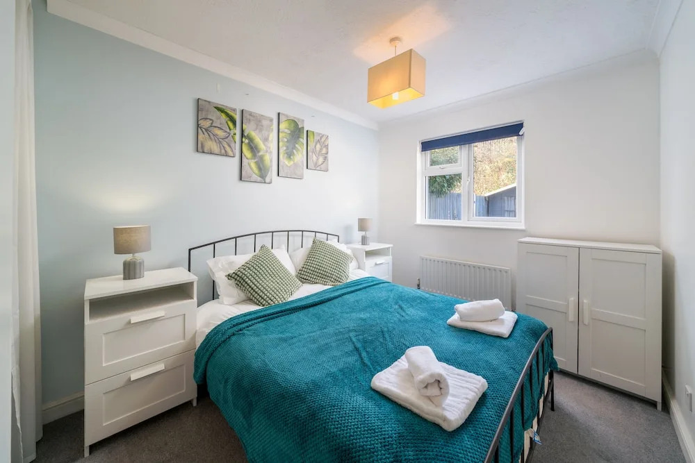 Crawley Pet Friendly 1-Bedroom Apartment