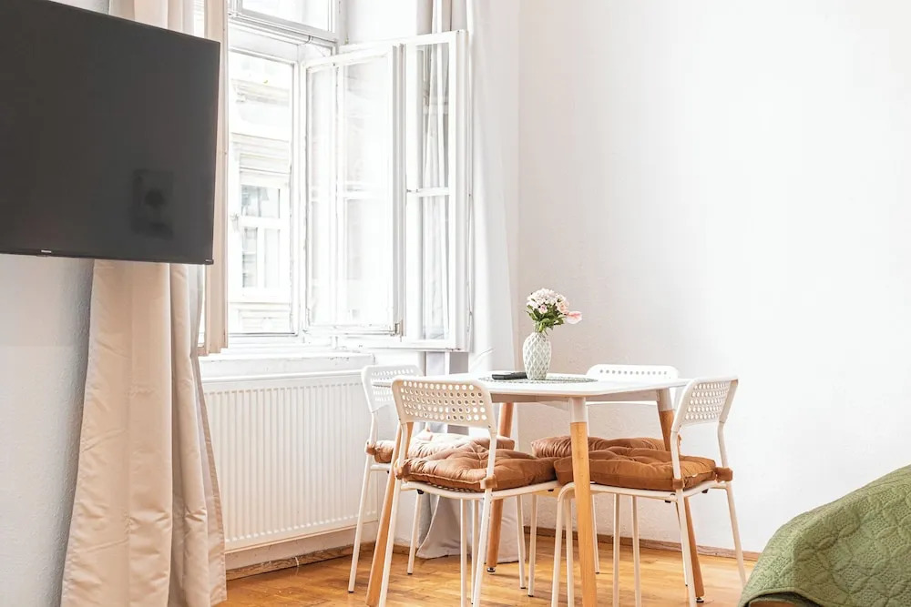 Beautiful 2BR Apartment Near Rennweg