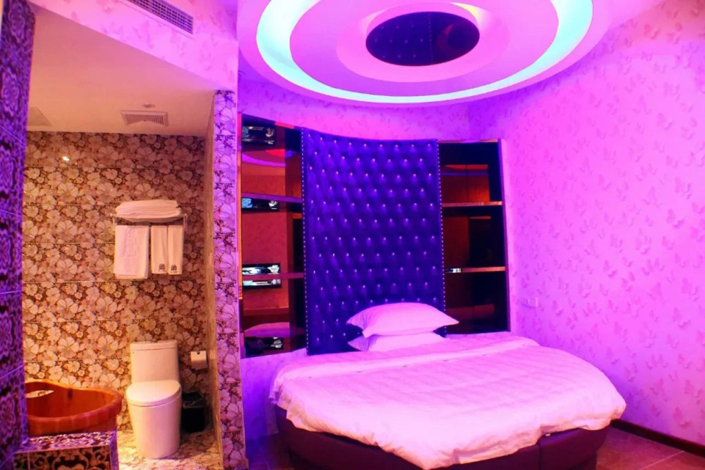 Qingzhu Xinrenren Hotel (Shanghai Pengpu Xincun Subway Station)