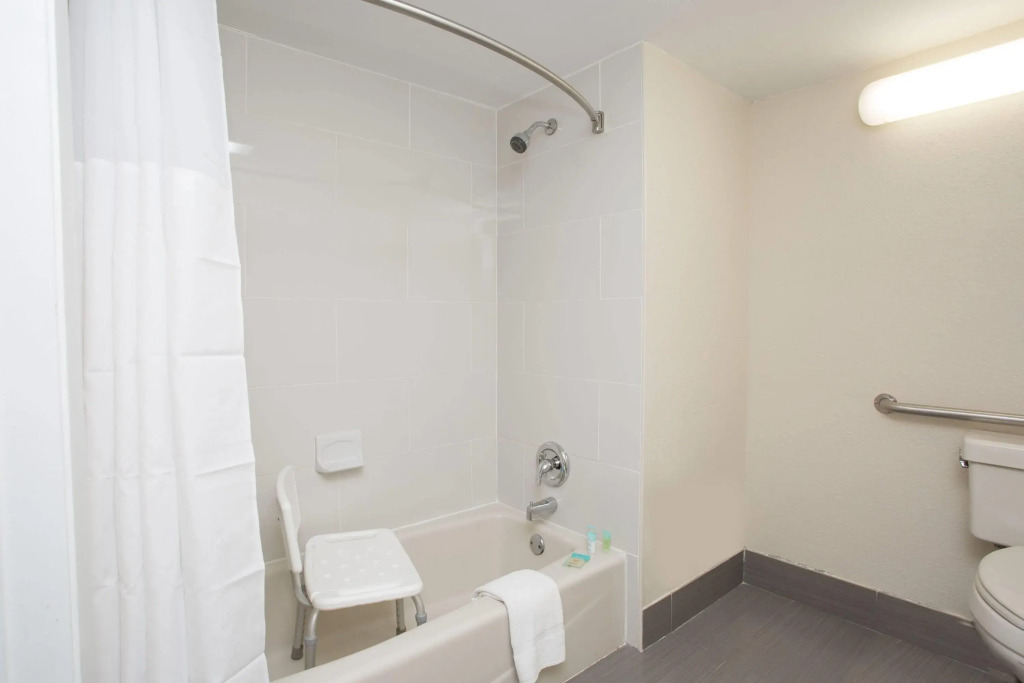 Days Inn & Suites by Wyndham Orlando Airport