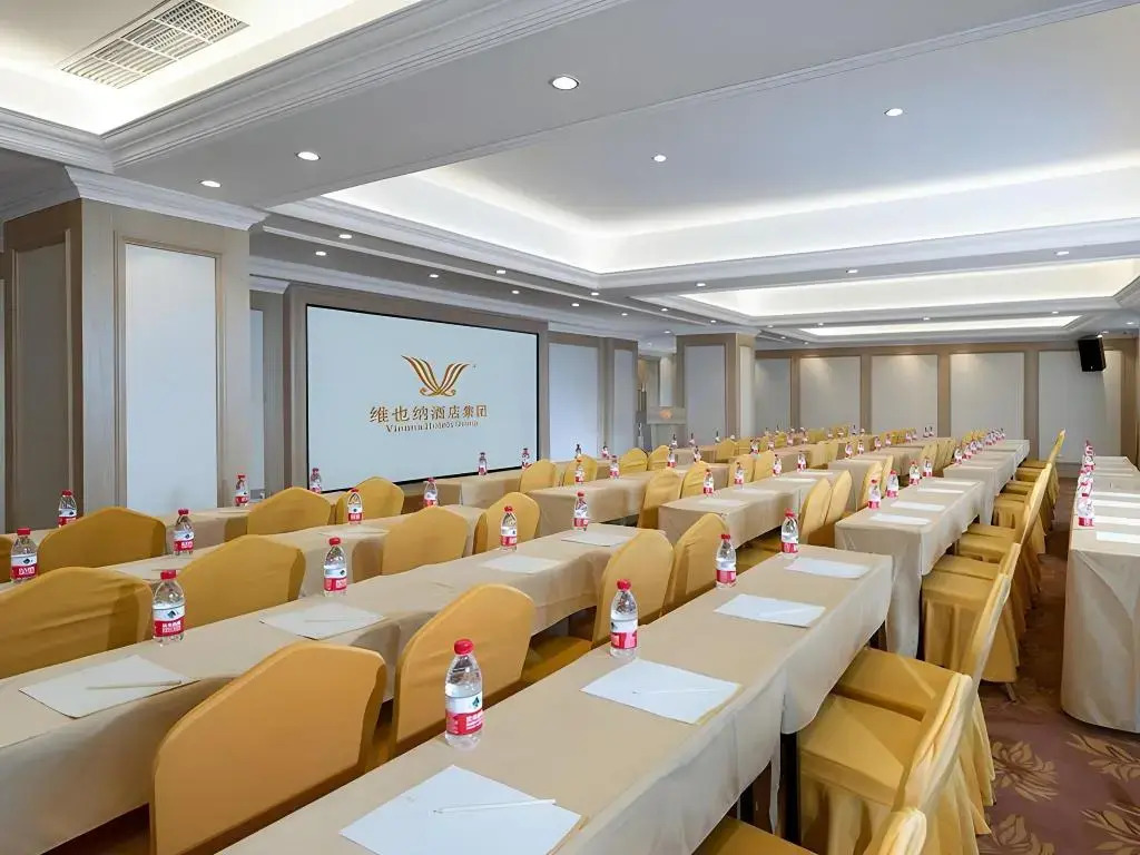 Vienna Hotel (Foshan jiujiang xinji plaza store)