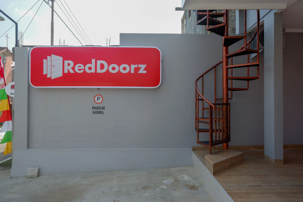 RedDoorz near Rita Supermall Purwokerto 2