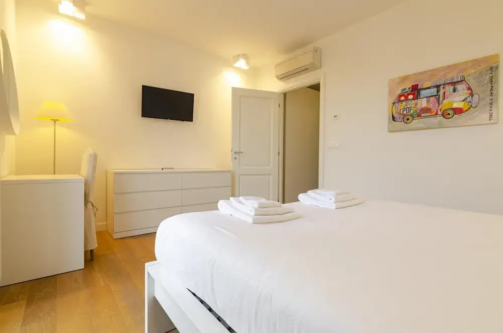 Brand new Suite With Balcony Via Albertoni