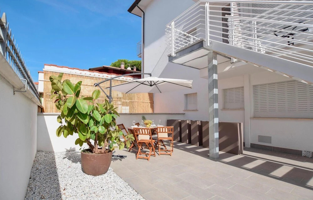 Stunning Apartment in Lido di Camaiore With Wifi and 2 Bedrooms