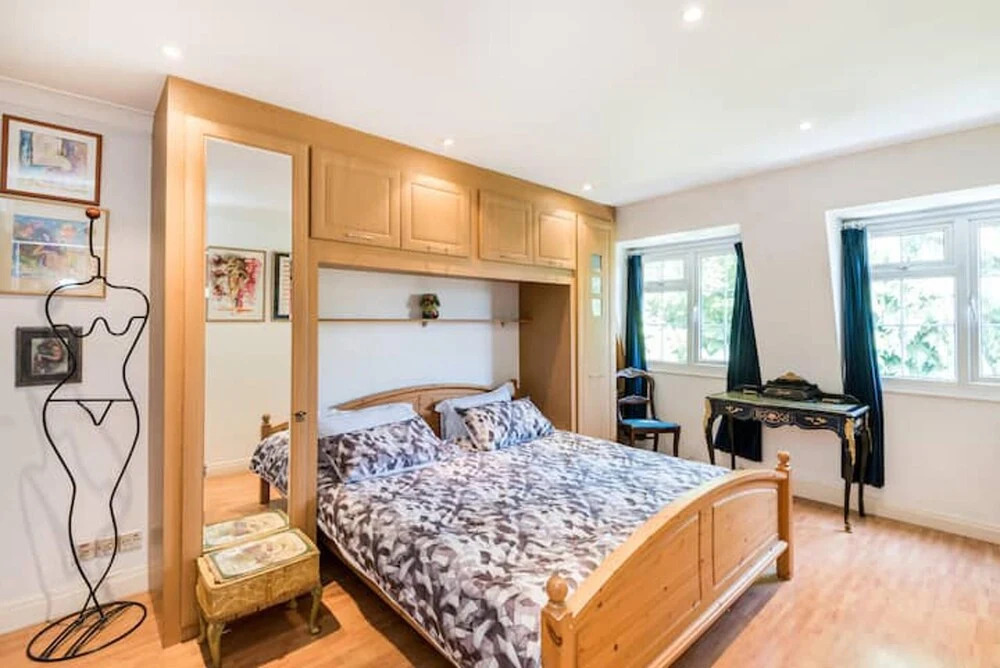 Inviting 5-bed House in London