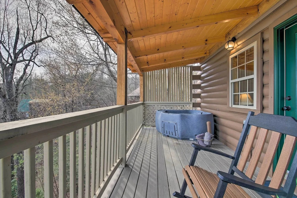 Gatlinburg Cabin w/ Pool Table & Hot Tub!