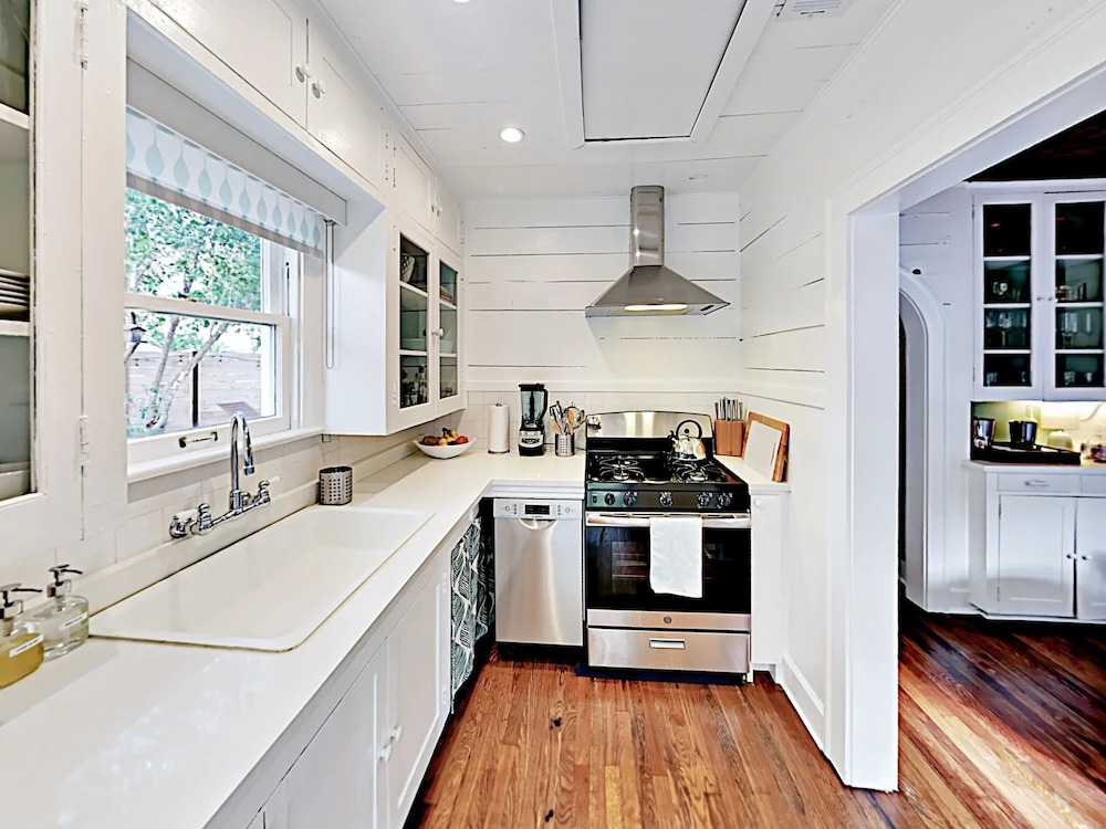 Travis Heights Bungalow - 2 Br Cottage
