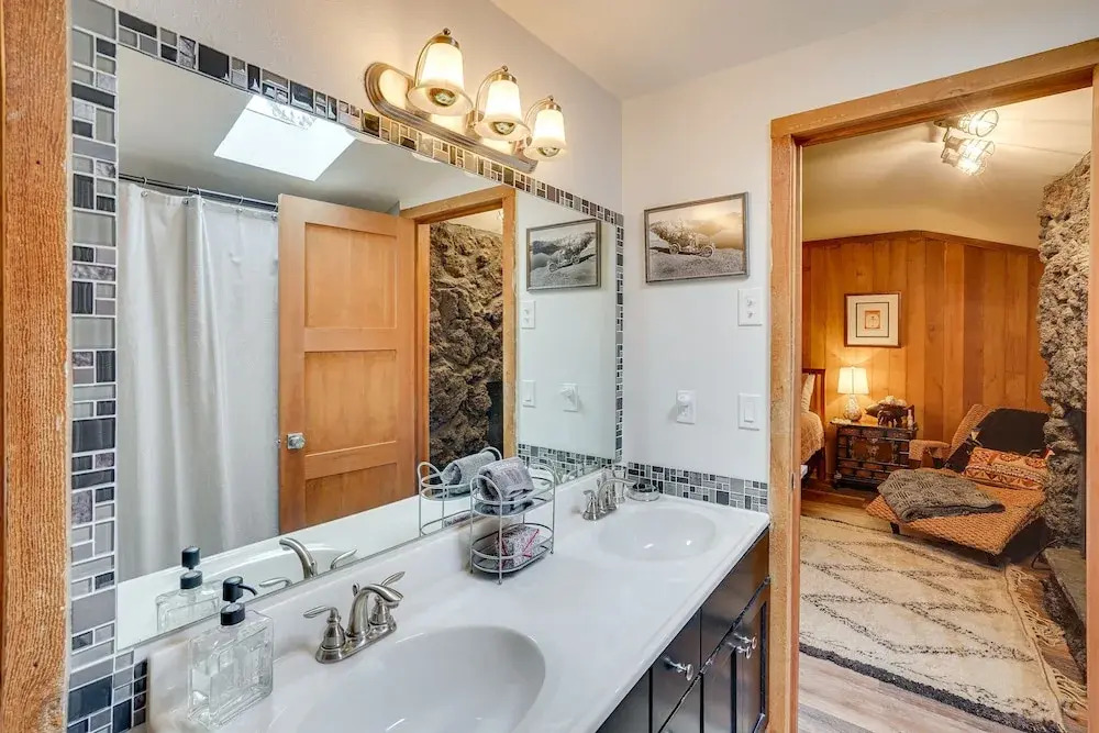 Sunriver Resort Home: Near Skiing, Town & Trails