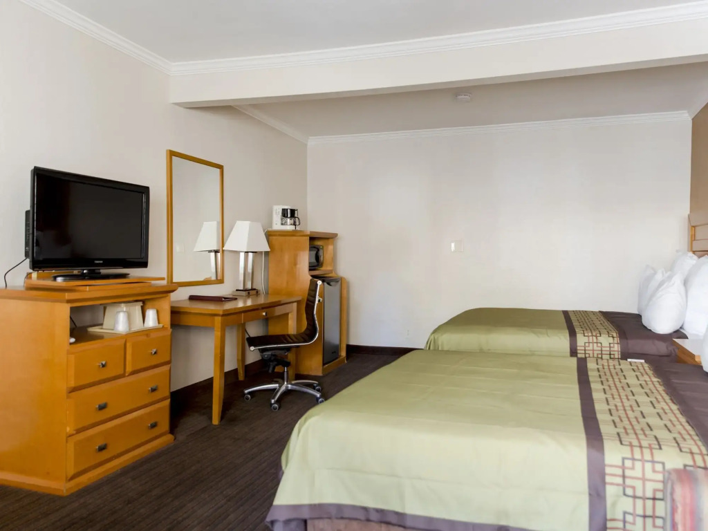 Anaheim Islander Inn and suites near Park and Convention center