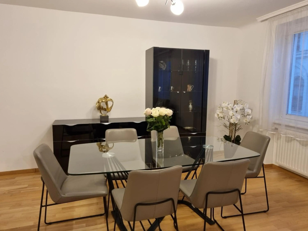 Cozy Private Rooms in 2BR City Retreat, Prime Central Location