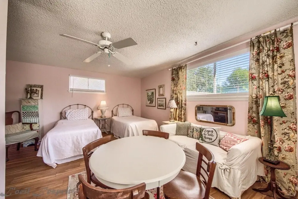 Binky's Nest 1 Bedroom Home by RedAwning
