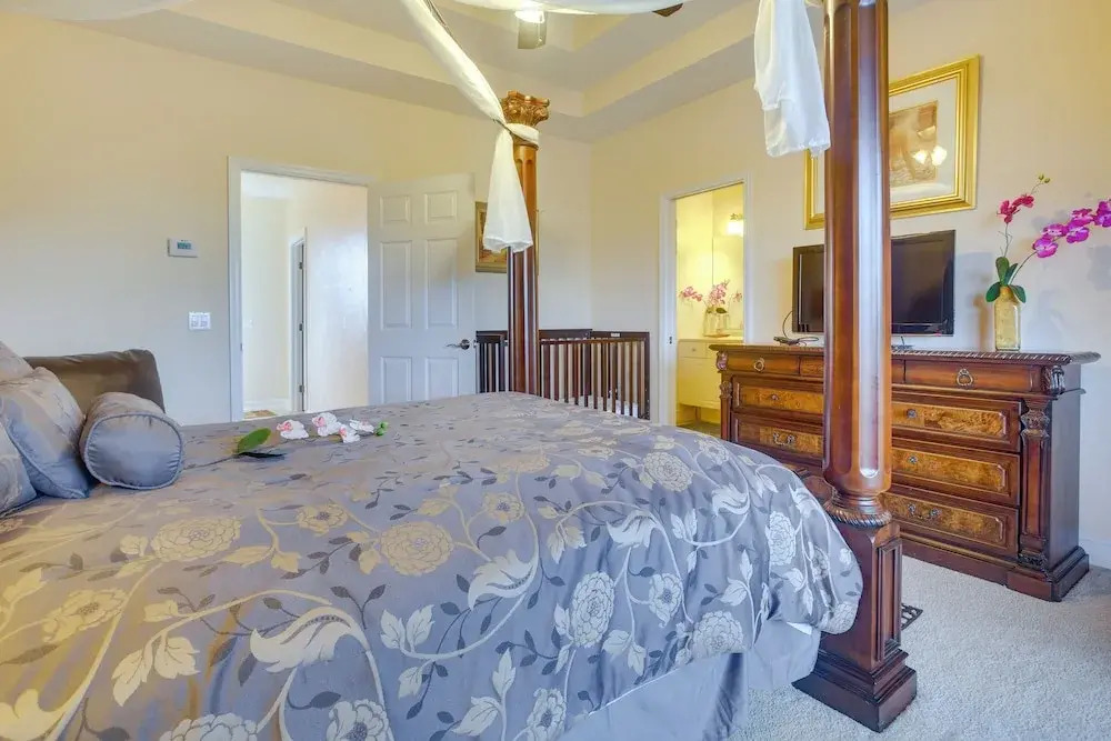 Upscale Marco Island Villa w/ Outdoor Bar + Pool