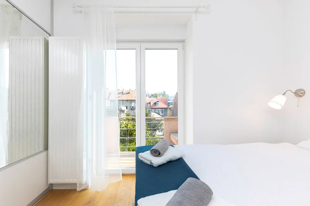 2BDR Design Apartment with Beautiful Terrace View