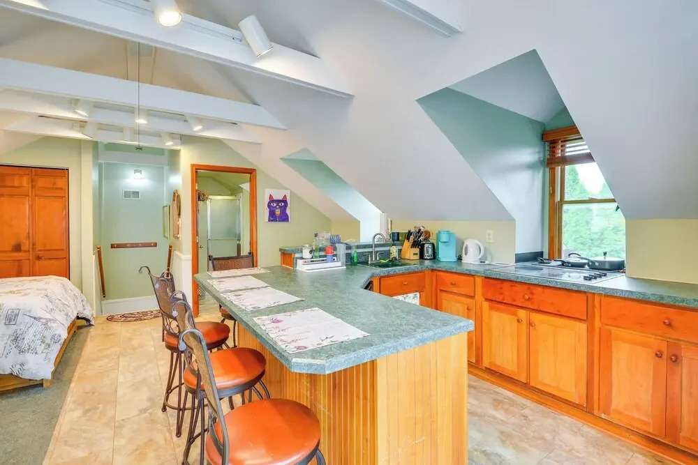 Walk to Marina: Dog-friendly Lake Ontario Studio