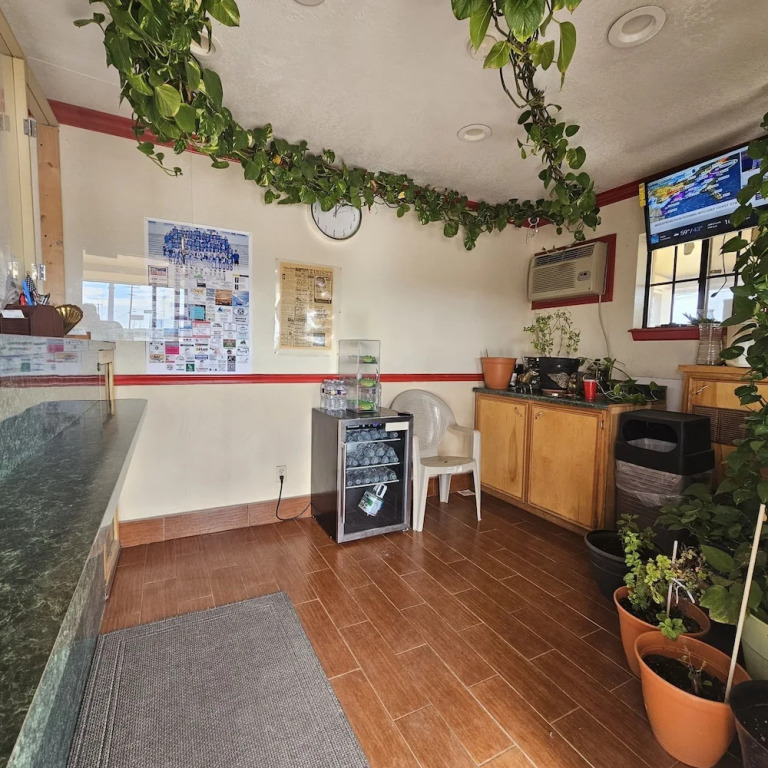 Deluxe Inn Motel