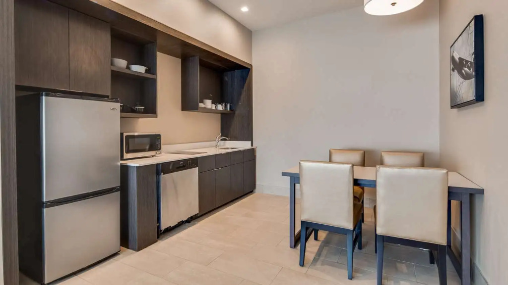 Best Western Plus Executive Residency Rigbys Water World Hotel
