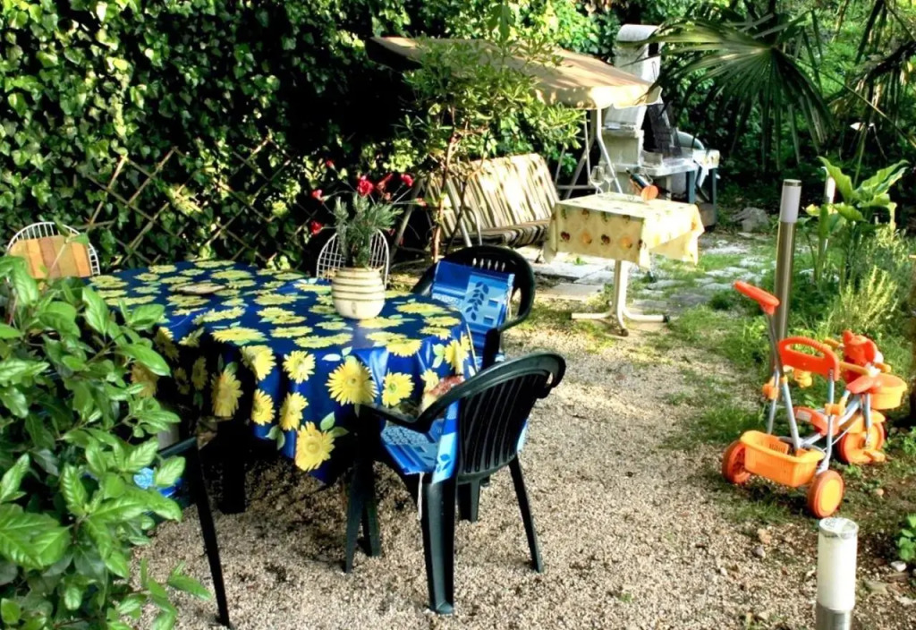 Guest house with garden - Zuvan
