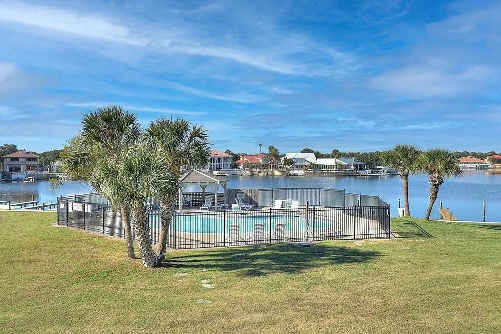 Dock Holiday 2 Bedroom Condo by Redawning