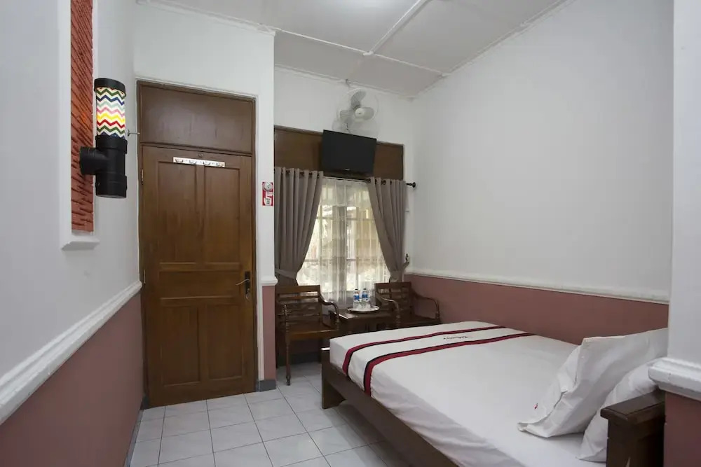 RedDoorz near Terminal Condong Catur 2