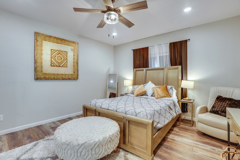 Sleek & Central! Houston Stay Near Med Center