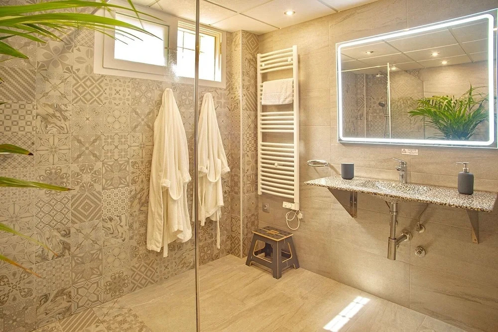 3 Bed House - Sleeps 6 - Pool - Garden - Parking