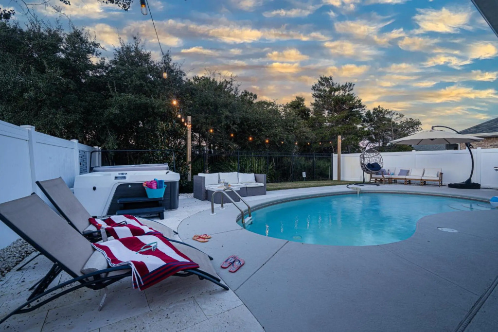 Pet friendly! Modern beach house with private heated pool-7 min walk to private beach access