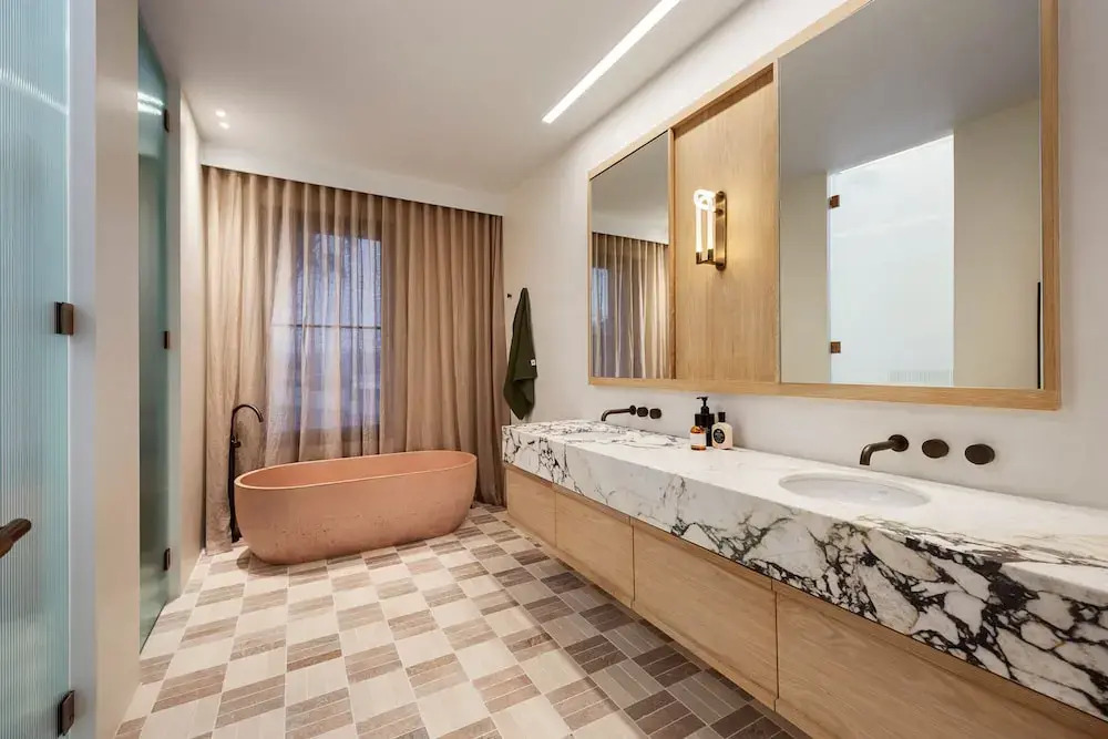 Blanc de Noir Luxe Grandeur Heated Pool and Spa