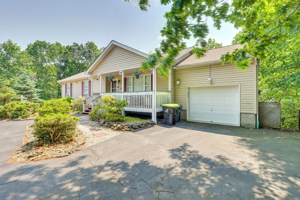 Gas Grill, Lake Access: Scenic Poconos Retreat