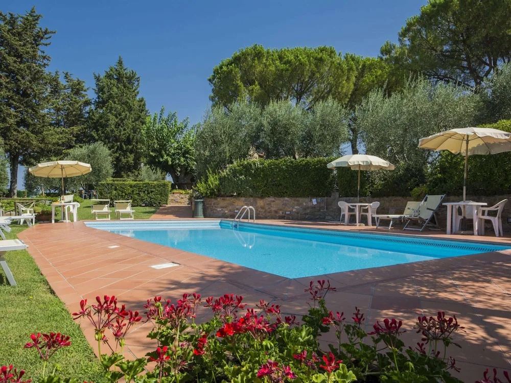 Flat with shared pool and air conditioning