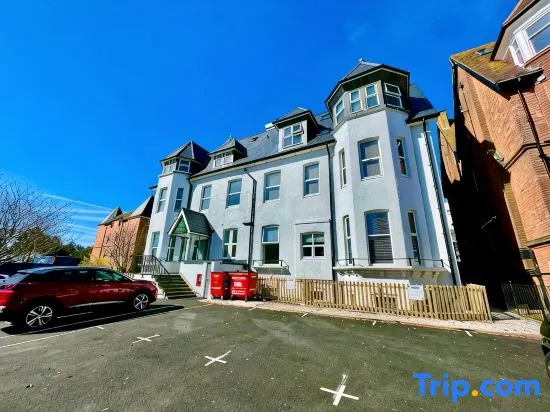 Romantic King Apt w/ Sea View, Free Gym & Parking