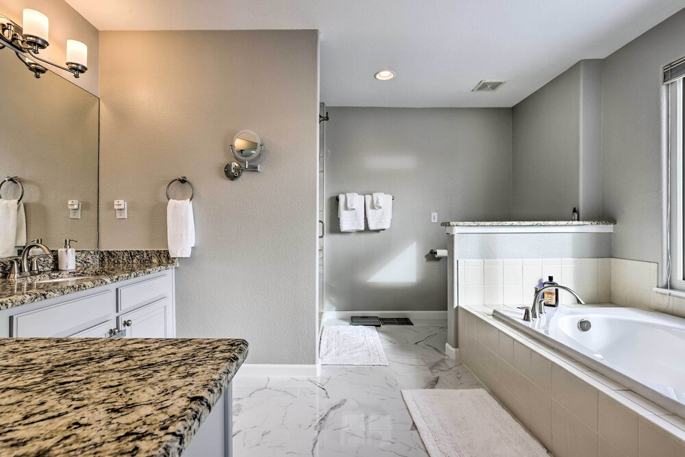 Stunning Mtn Views & Hot Tub: Silverthorne Retreat